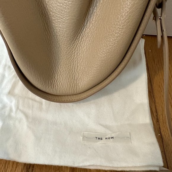 The Row Drawstring Pouch Bucket Bag Peebled Leather Beige Deerskin - Picture 4 of 12